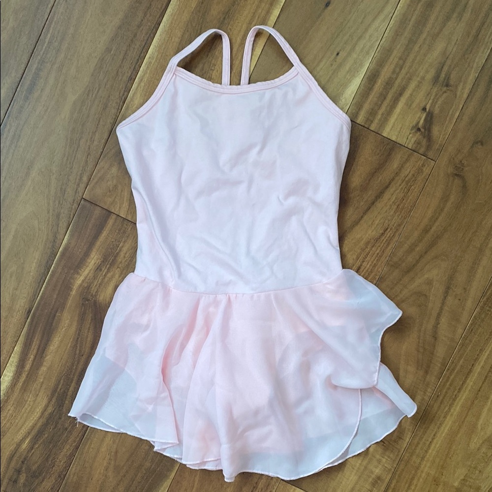 Pink Dance Costume with Flowing Skirt and Sleeveless Design